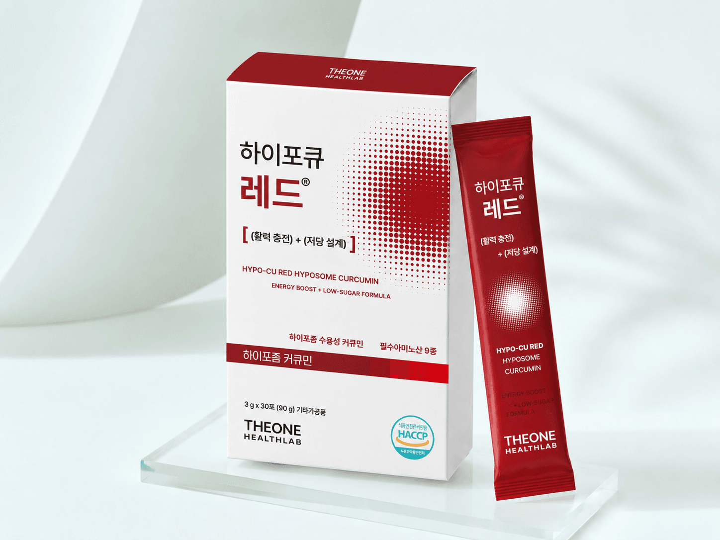 유리 받침 위에 놓인 더원 하이큐 레드 박스와 스틱 제품 사진